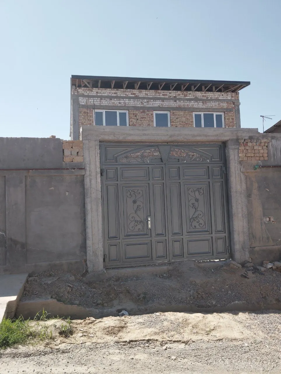 Sotiladi hovli uy, 2,4 sotix, 2 qavatli — Zangiota tumani