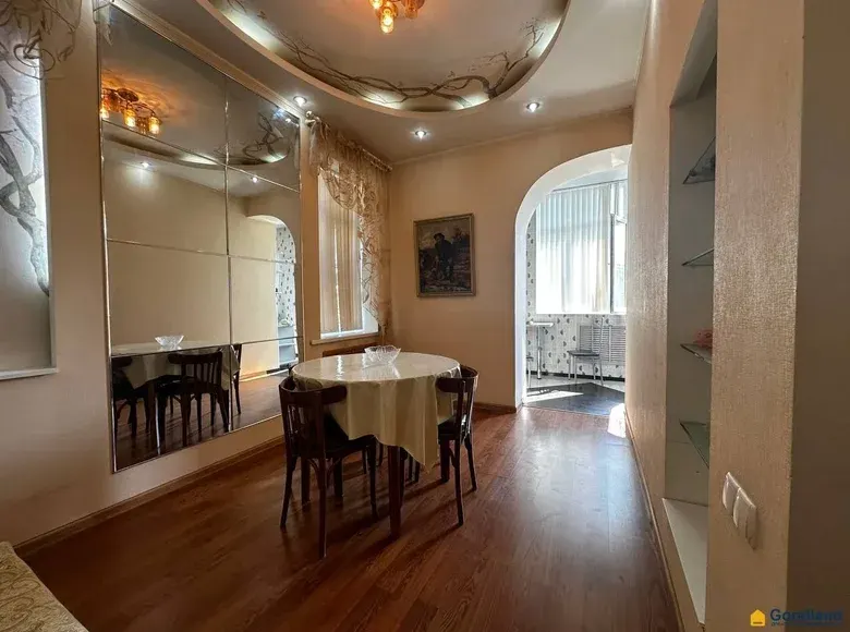 Sotiladi 3 xonali kvartira, 90 m², 4/4 qavat — Toshkent shahri