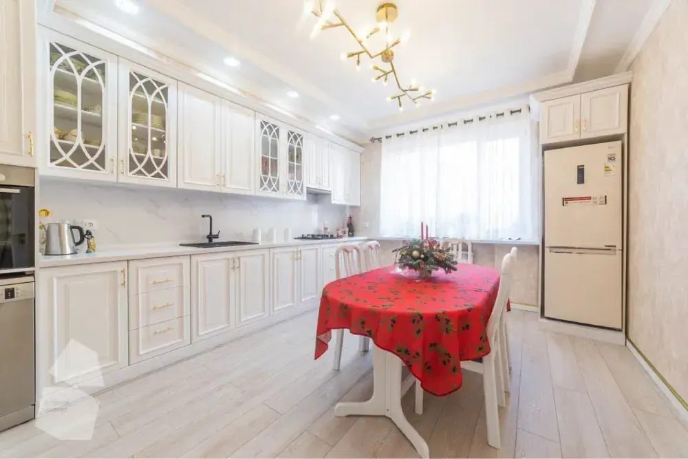 Sotiladi 3 xonali kvartira, 130 m², 2/8 qavat — Yunusobod tumani