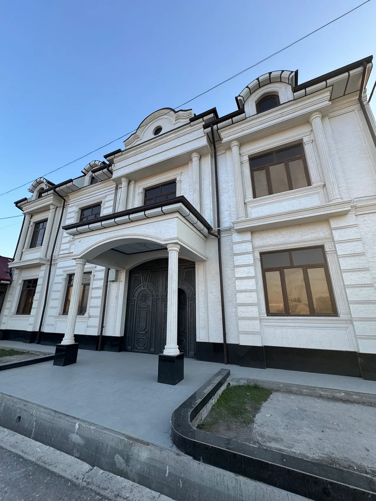 Сотилади ҳовли уй, 6 сотих, 3 қаватли — Янгиҳаёт тумани