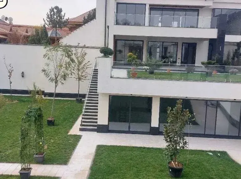 Сотилади 8 хонали ҳовли уй, 15.7 сотих, 1500 м² — Мирзо Улуғбек тумани