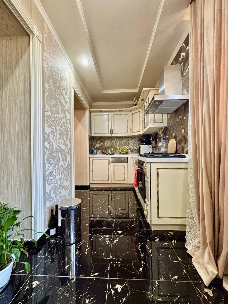 Сотилади 5 хонали квартира, 100 м², 1/4 қават — Мирзо Улуғбек тумани