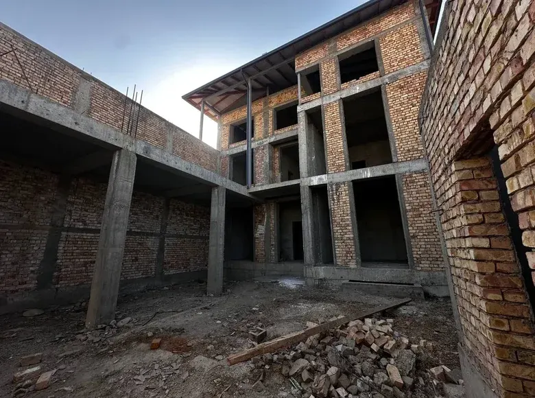 Sotiladi 8 xonali hovli uy, 2/3 qavat — Mirobod tumani