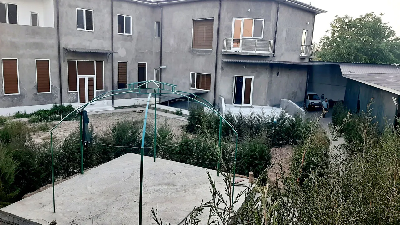 Сотилади 6 хонали ҳовли уй, 12 сотих, 700 м² — Тошкент вилояти