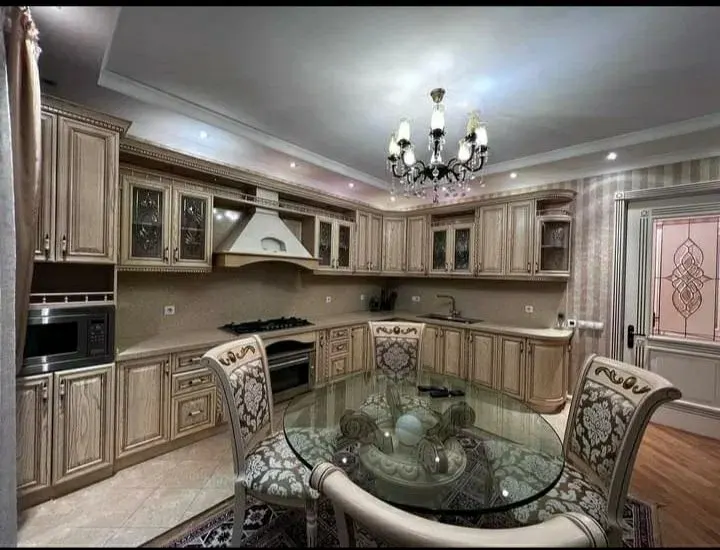 Сдаётся 4-комнатная квартира, 162 м², 3/7 этаж — Мирабадский район