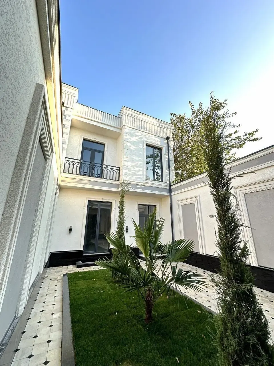 Sotiladi 6 xonali hovli uy, 1,8 sotix, 3 qavatli — Sergeli tumani