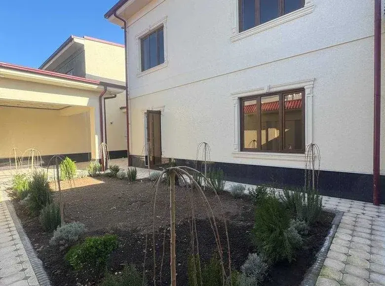 Sotiladi 6 xonali hovli uy, 6 sotix, 210 m² — Yunusobod tumani