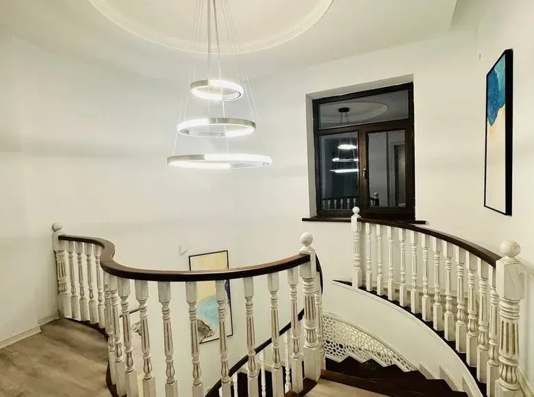 Sotiladi 5 xonali hovli uy, 1.6 sotix, 200 m² — Mirzo Ulugʻbek tumani