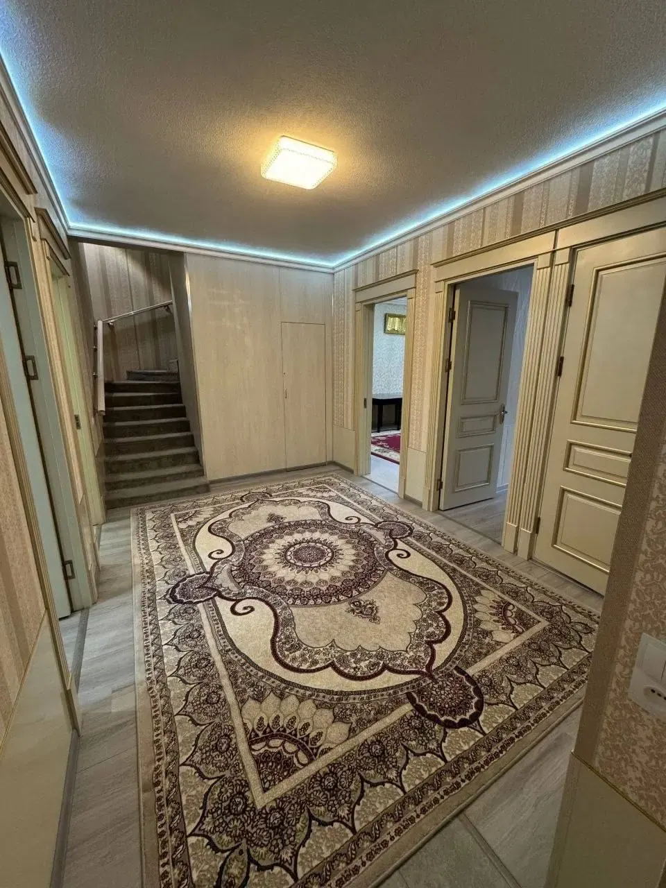 Sotiladi 7 xonali kvartira, 200 m², 1/3 qavat — Uchtepa tumani