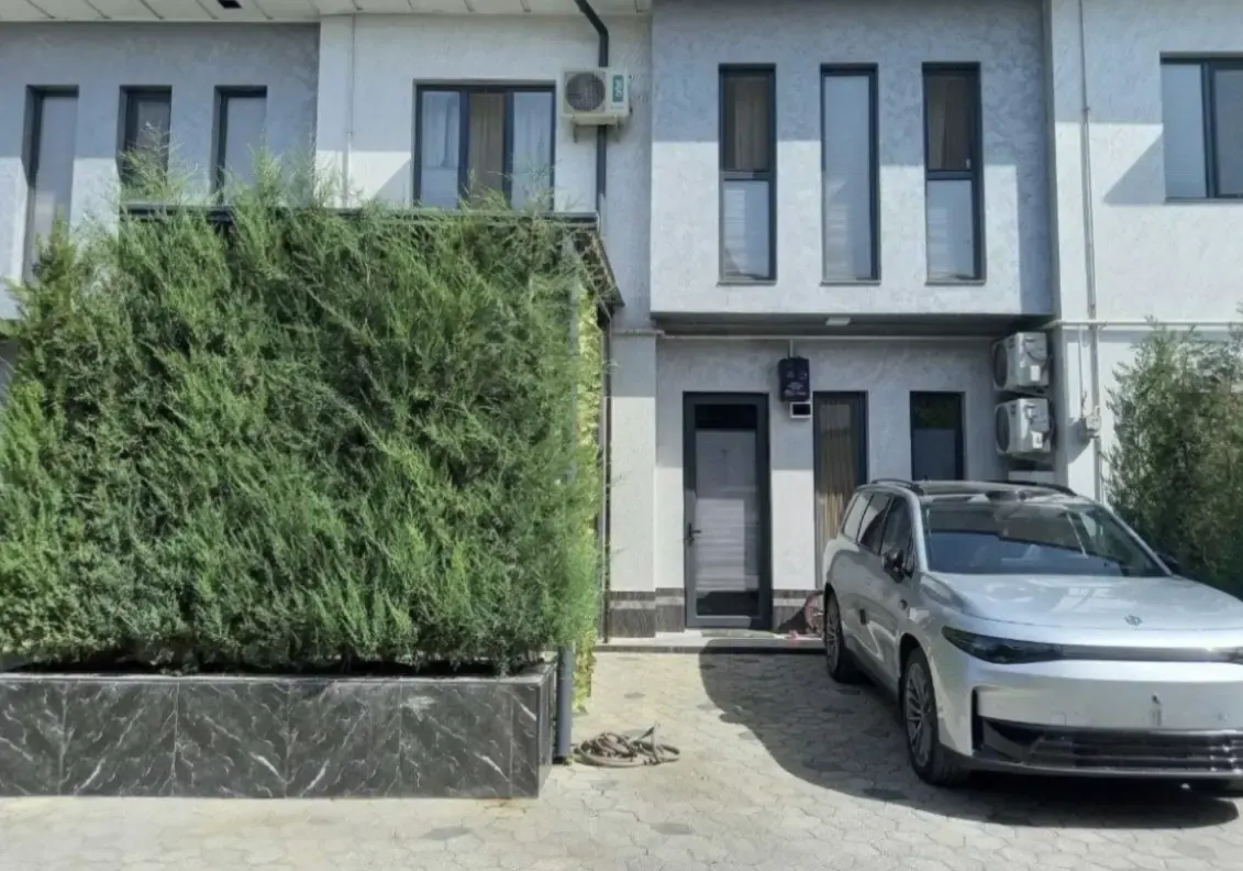 Сотилади 6 хонали ҳовли уй, 1,6 сотих, 2 қаватли — Мирзо Улуғбек тумани