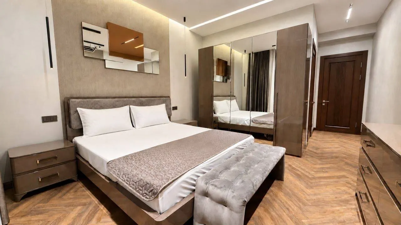 Сдаётся 4-комнатная квартира, 130 м², 1/5 этаж — Мирабадский район