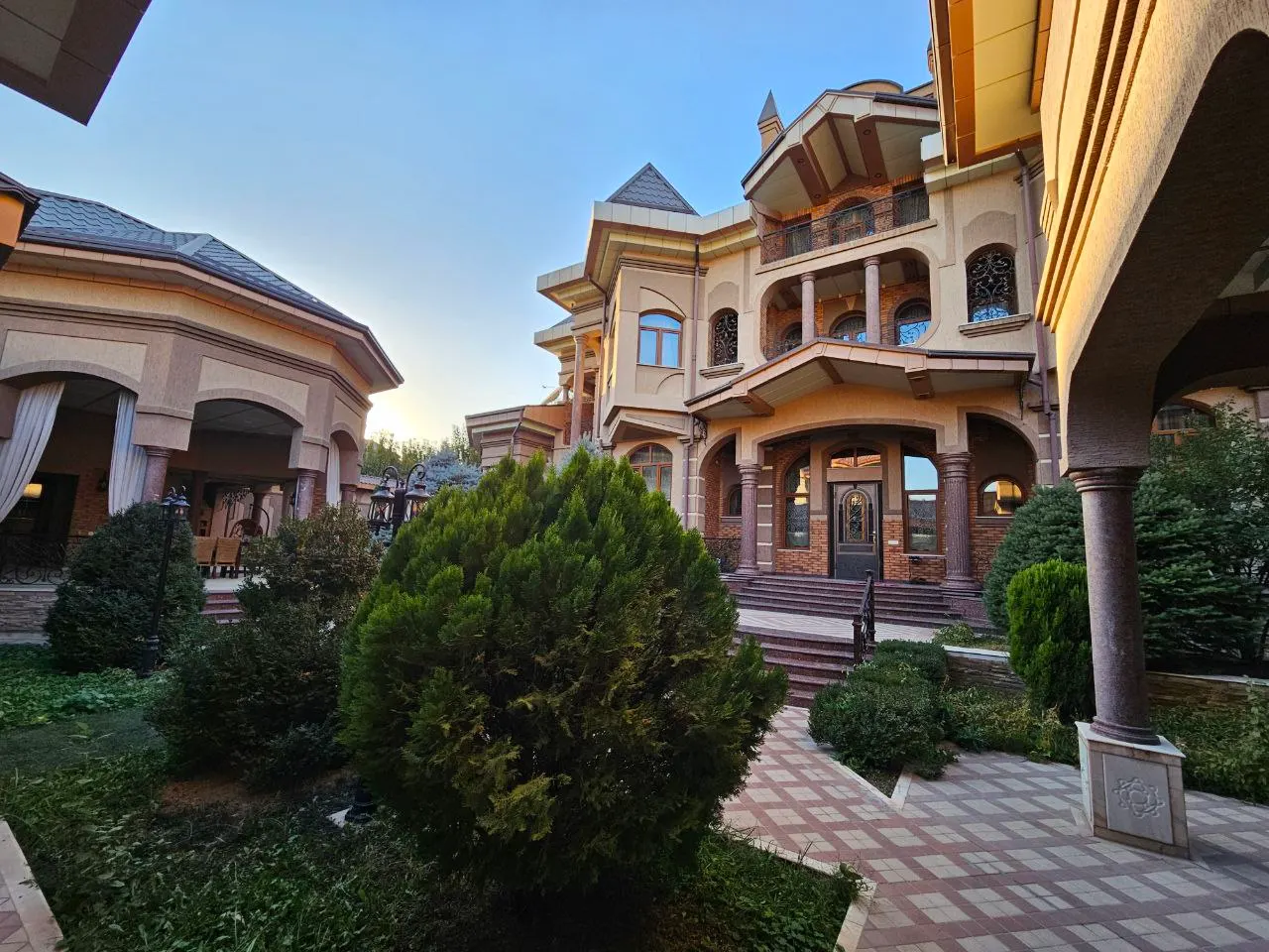 Sotiladi 6 xonali hovli uy, 12 sotix, 610 m² — Yunusobod tumani