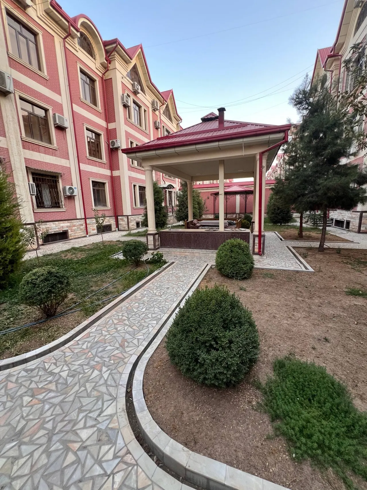 Sotiladi 3 xonali kvartira, 115 m², 1/3 qavat — Zangiota tumani