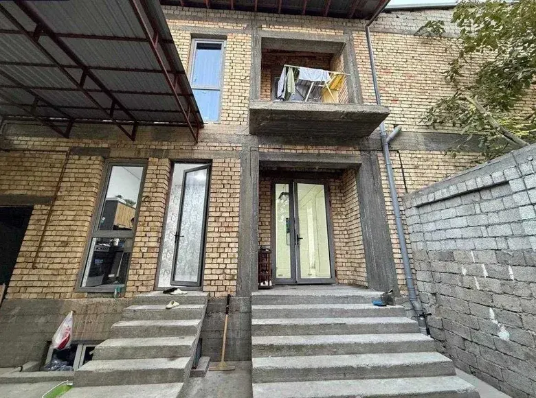 Сотилади 5 хонали ҳовли уй, 2 сотих, 350 м² — Янгиҳаёт тумани