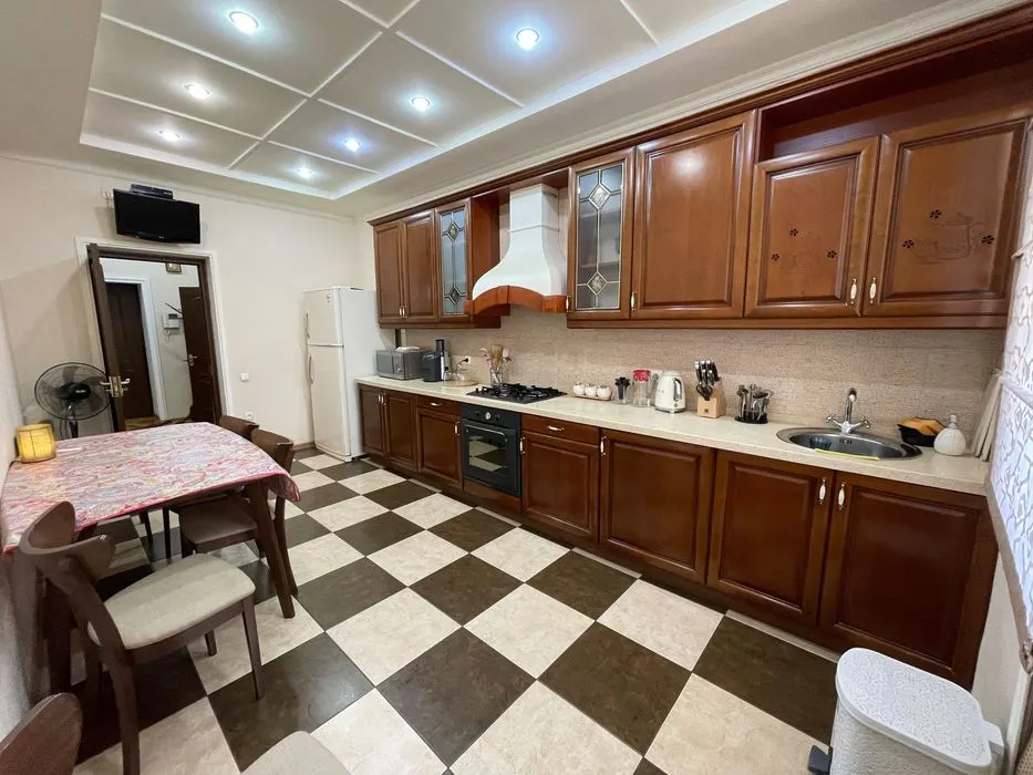 Сдаётся 5-комнатная квартира, 220 м², 1/6 этаж — Мирабадский район