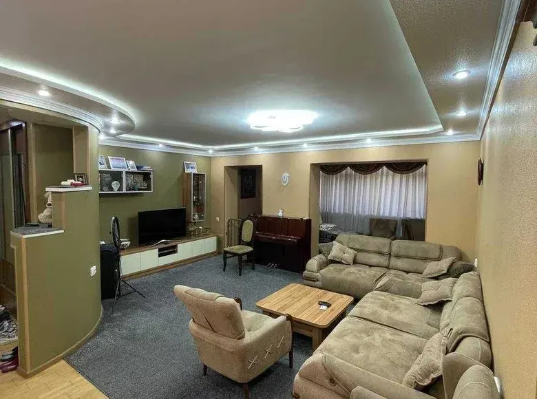 Сотилади 5 хонали квартира, 105 м², 1/4 қават — Мирзо Улуғбек тумани