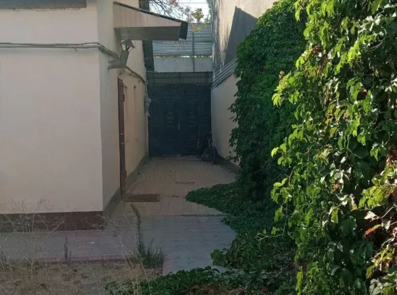 Sotiladi 6 xonali hovli uy, 3 sotix, 300 m², 2/2 qavat — Mirobod tumani