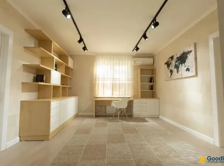 Продаётся 4-комнатная квартира, 1000 м², 3/4 этаж — Яккасарайский район