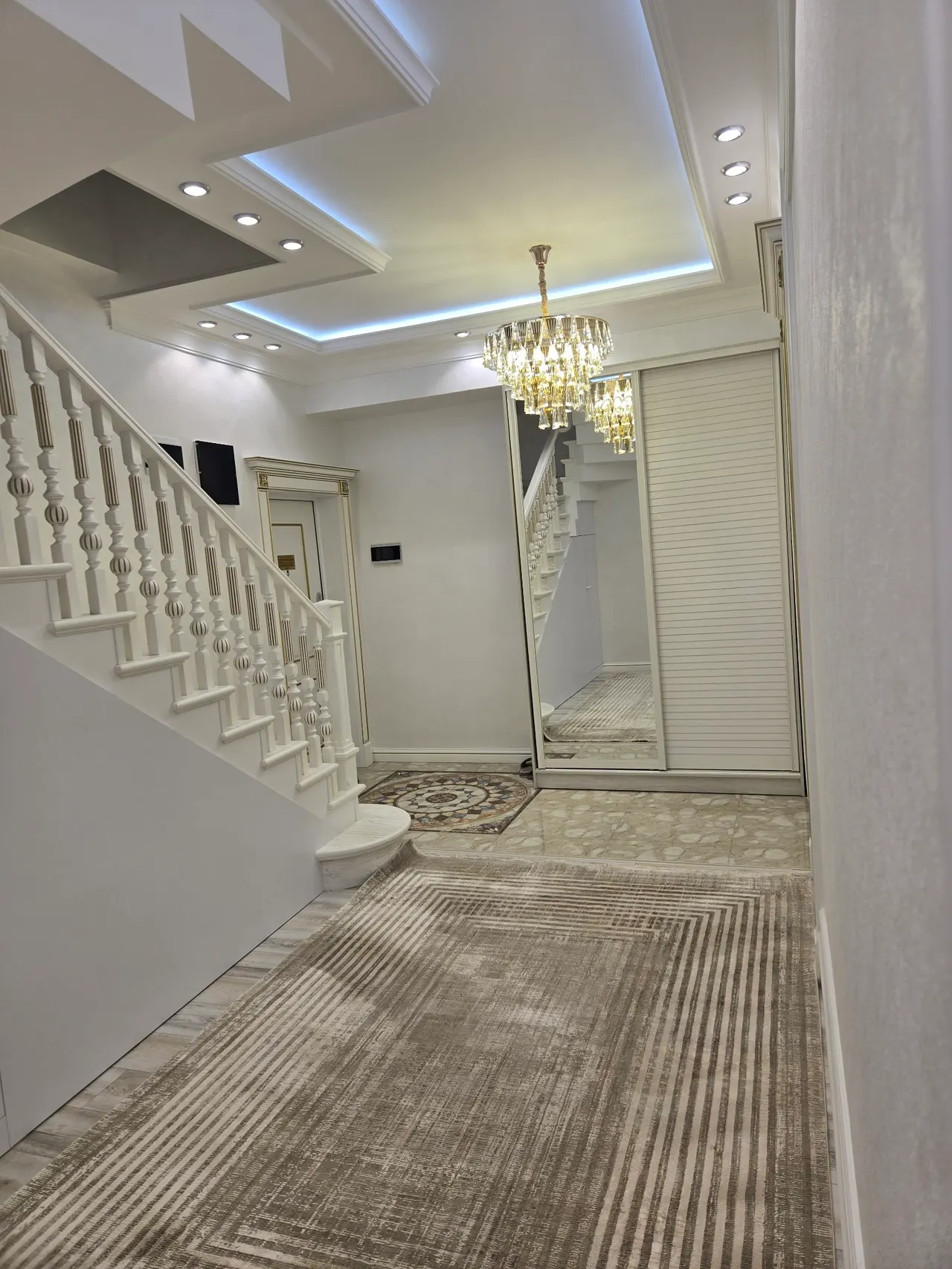Sotiladi 6 xonali kvartira, 202 m², 5/6 qavat — Uchtepa tumani