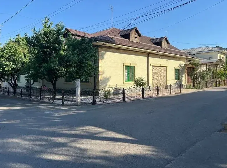Sotiladi 6 xonali hovli uy, 3.8 sotix, 300 m² — Toshkent shahri