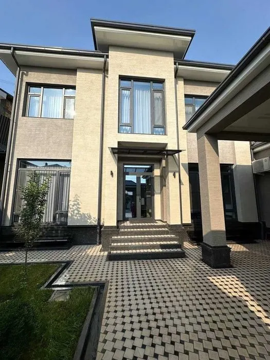 Ижарага берилади 5 хонали ҳовли уй, 3 сотих, 300 м², 2/3 қават — Яккасарой тумани