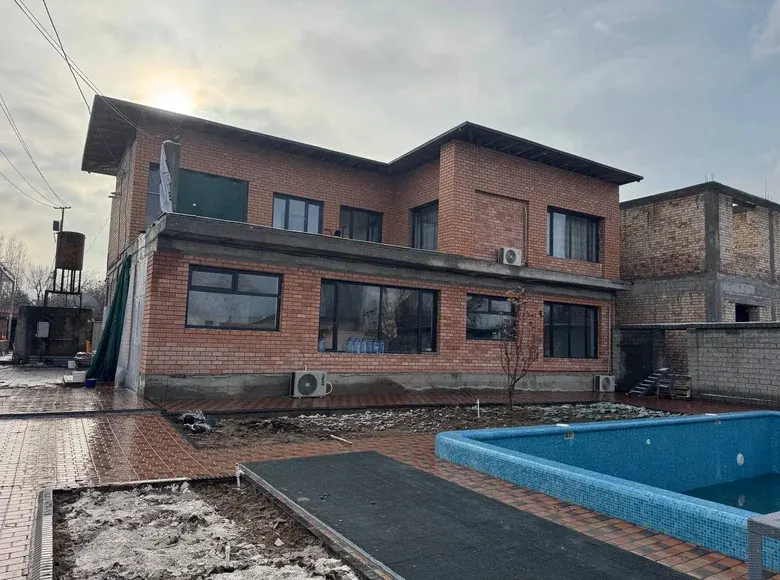 Sotiladi 5 xonali hovli uy, 300 m² — Oʻrtachirchiq tumani