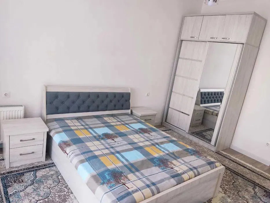 Ижарага берилади 3 хонали квартира, 100 м², 1/4 қават — Янгиҳаёт тумани