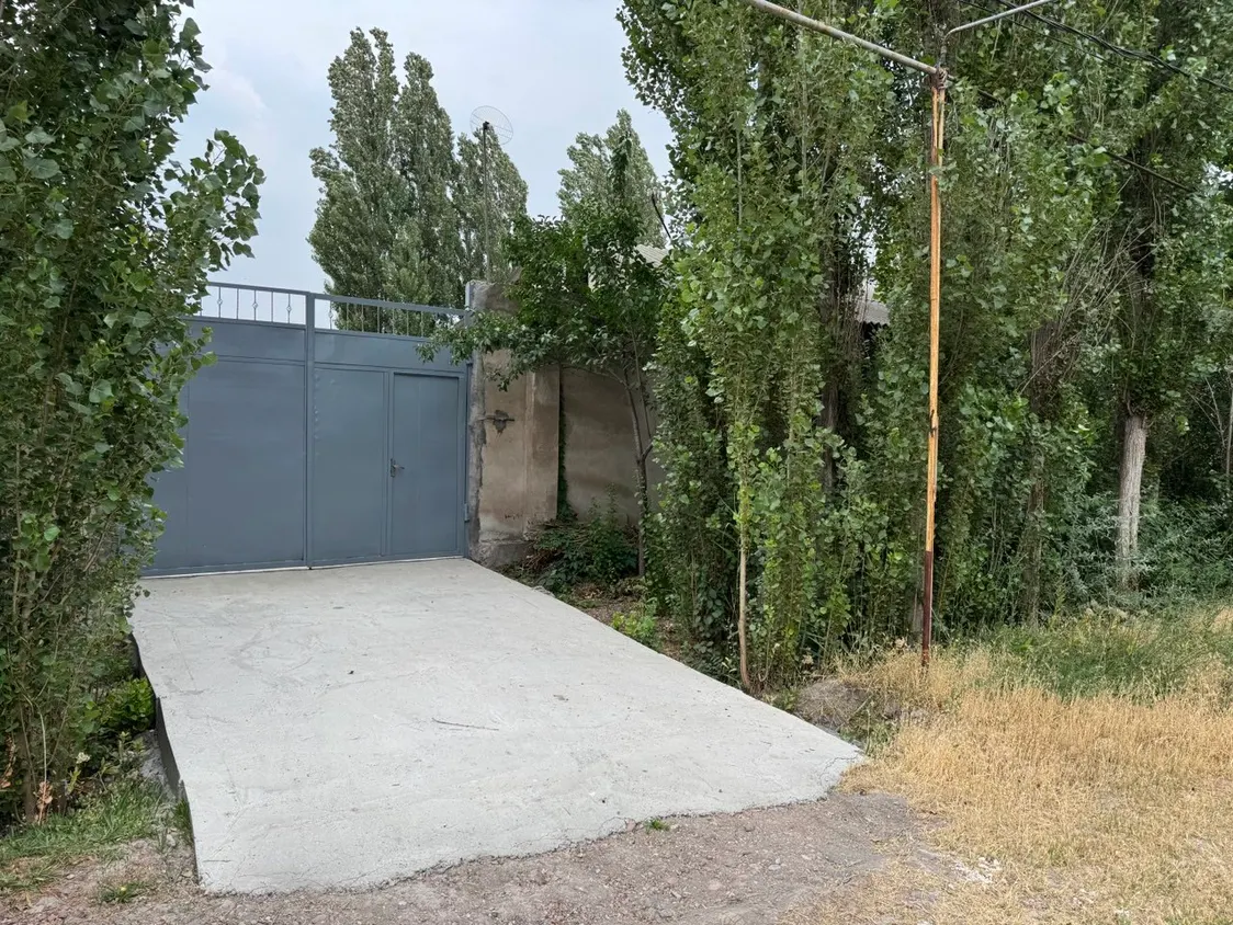 Sotiladi 4 xonali hovli uy, 10 sotix, 70 m² — Nurafshon shahri