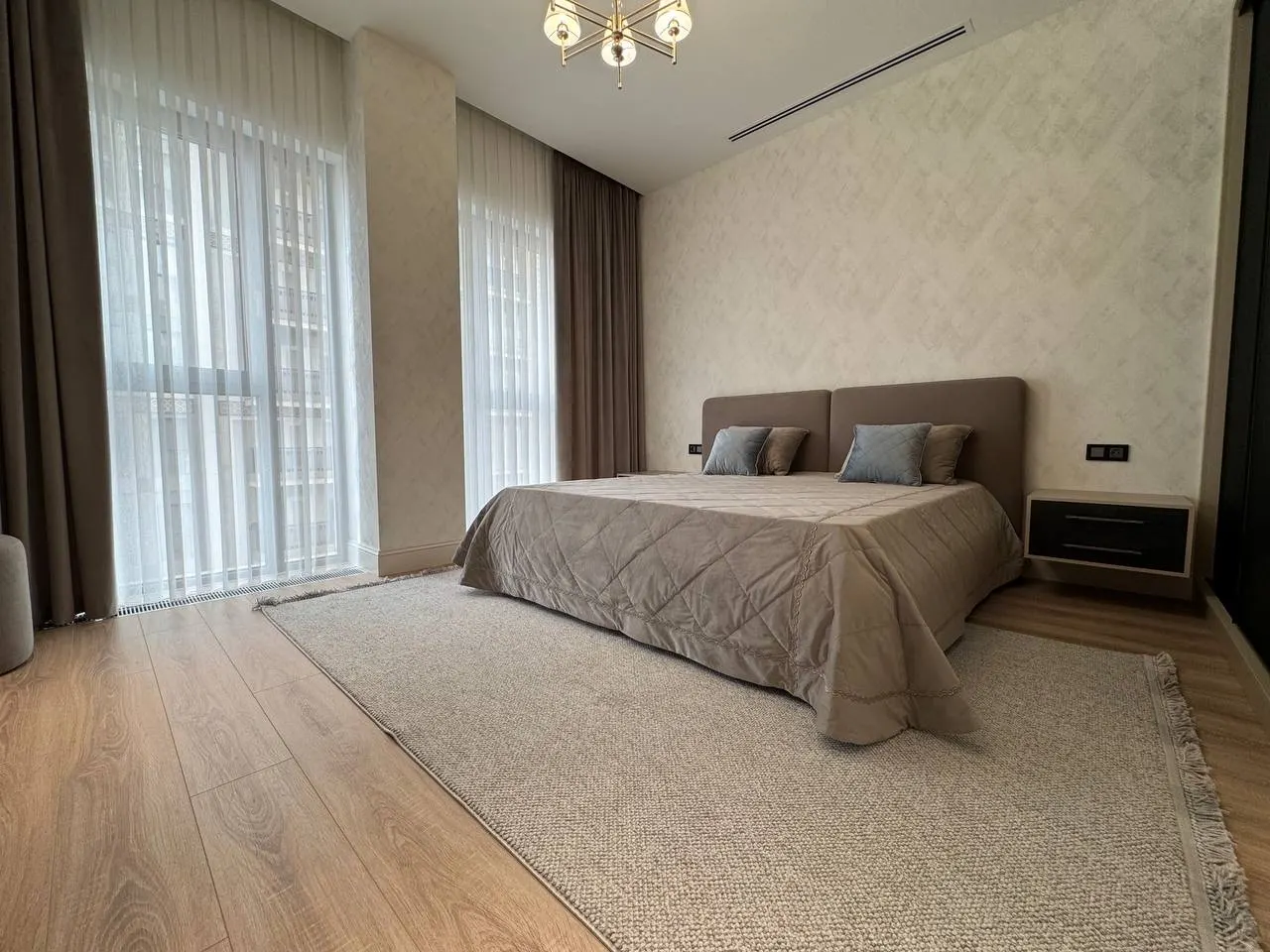 Сдаётся 4-комнатная квартира, 190 м², 6/10 этаж — Мирабадский район