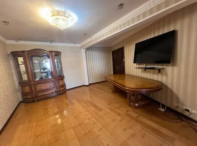 Сотилади 5 хонали квартира, 105 м², 2/5 қават — Мирзо Улуғбек тумани