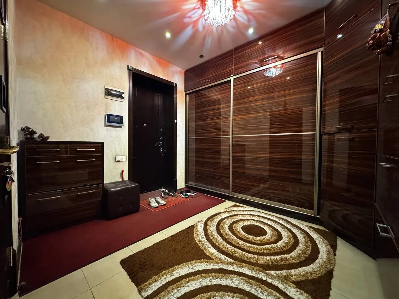 Sotiladi 4 xonali kvartira, 152 m², 3/7 qavat — Yakkasaroy tumani