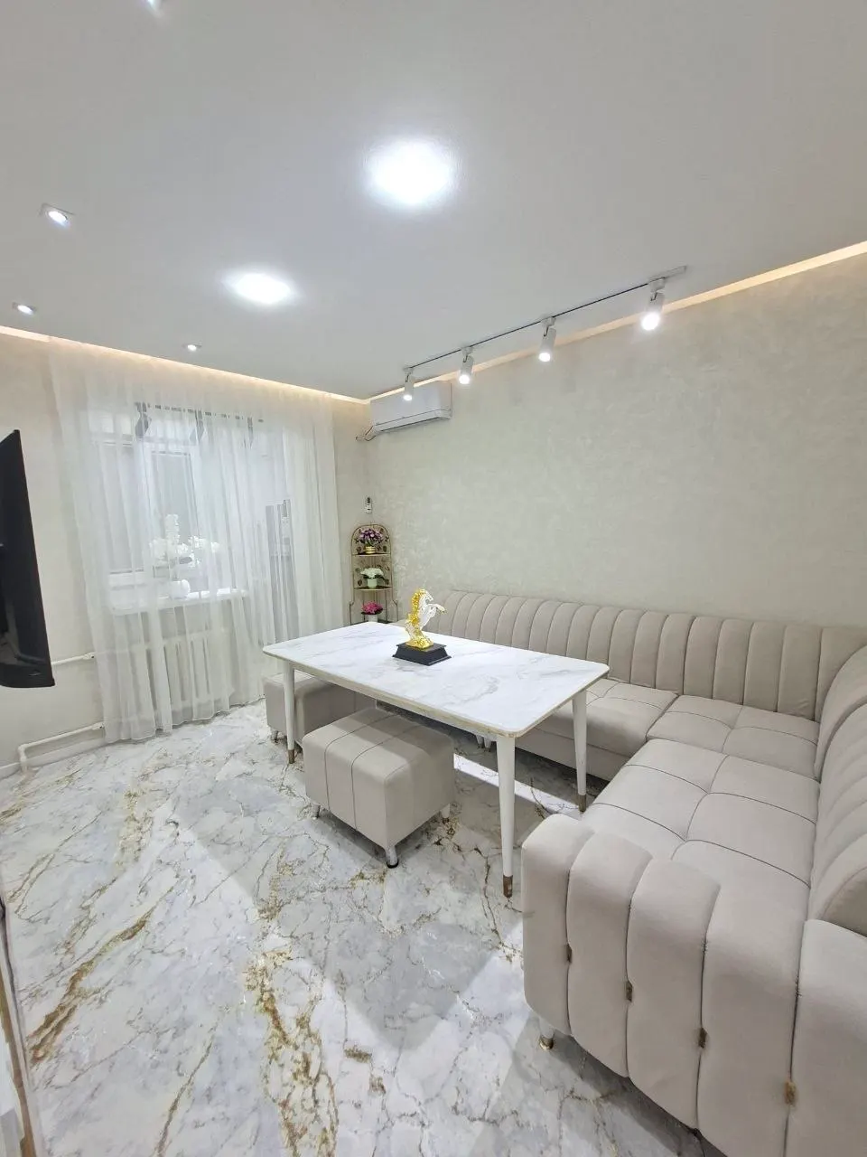 Продаётся 4-комнатная квартира, 65 м², 1/4 этаж — Чиланзарский район