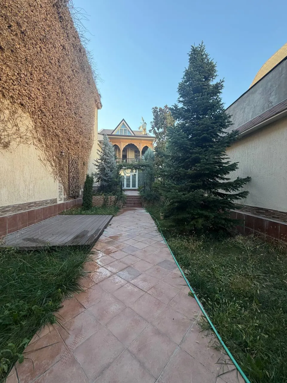 Sotiladi 6 xonali hovli uy, 3,1 sotix, 3 qavatli — Mirzo Ulugʻbek tumani