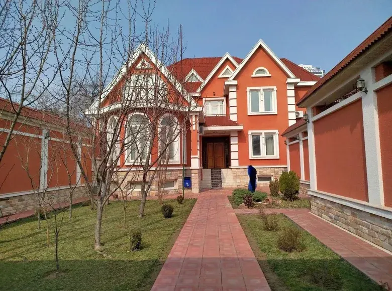 Sotiladi 8 xonali hovli uy, 0.1 sotix, 625 m² — Yakkasaroy tumani