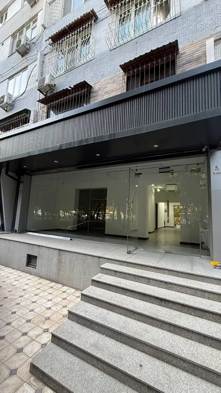 Сдаётся коммерческое помещение, 100 м², 1/4 этаж — Яккасарайский район