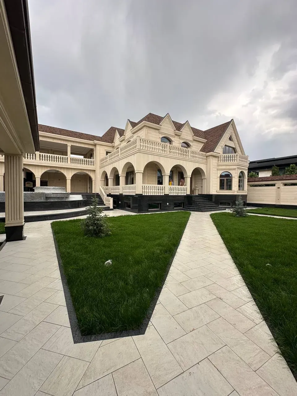 Сотилади 9 хонали ҳовли уй, 9 сотих, 1000 м², 3 қаватли — Мирзо Улуғбек тумани