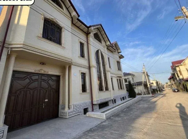 Сотилади 12 хонали ҳовли уй, 6 сотих, 1300 м² — Олмазор тумани