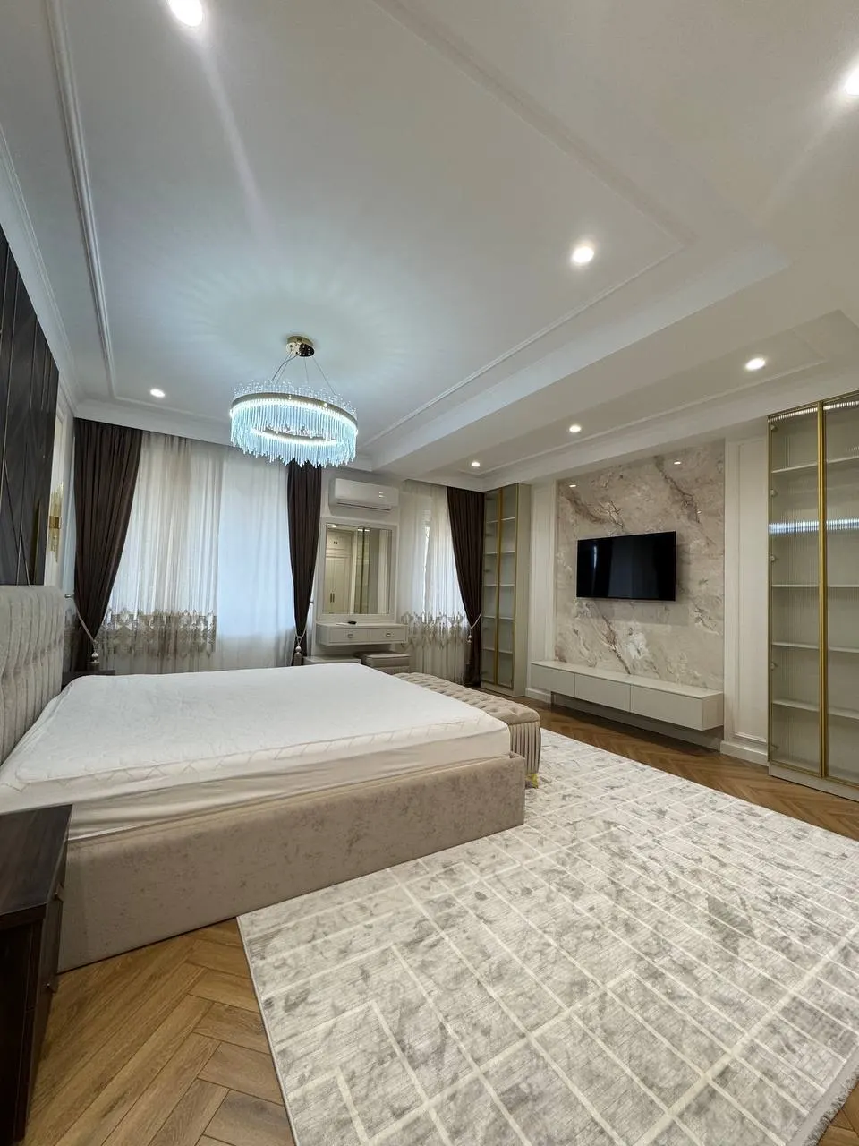 Сдаётся 4-комнатная квартира, 140 м², 5/9 этаж — Мирабадский район