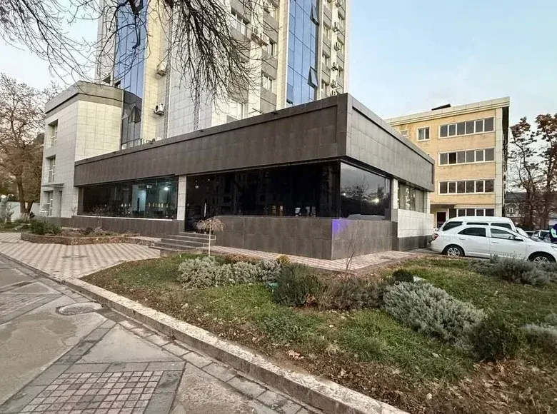 Сотилади тижорат биноси, 913 м²