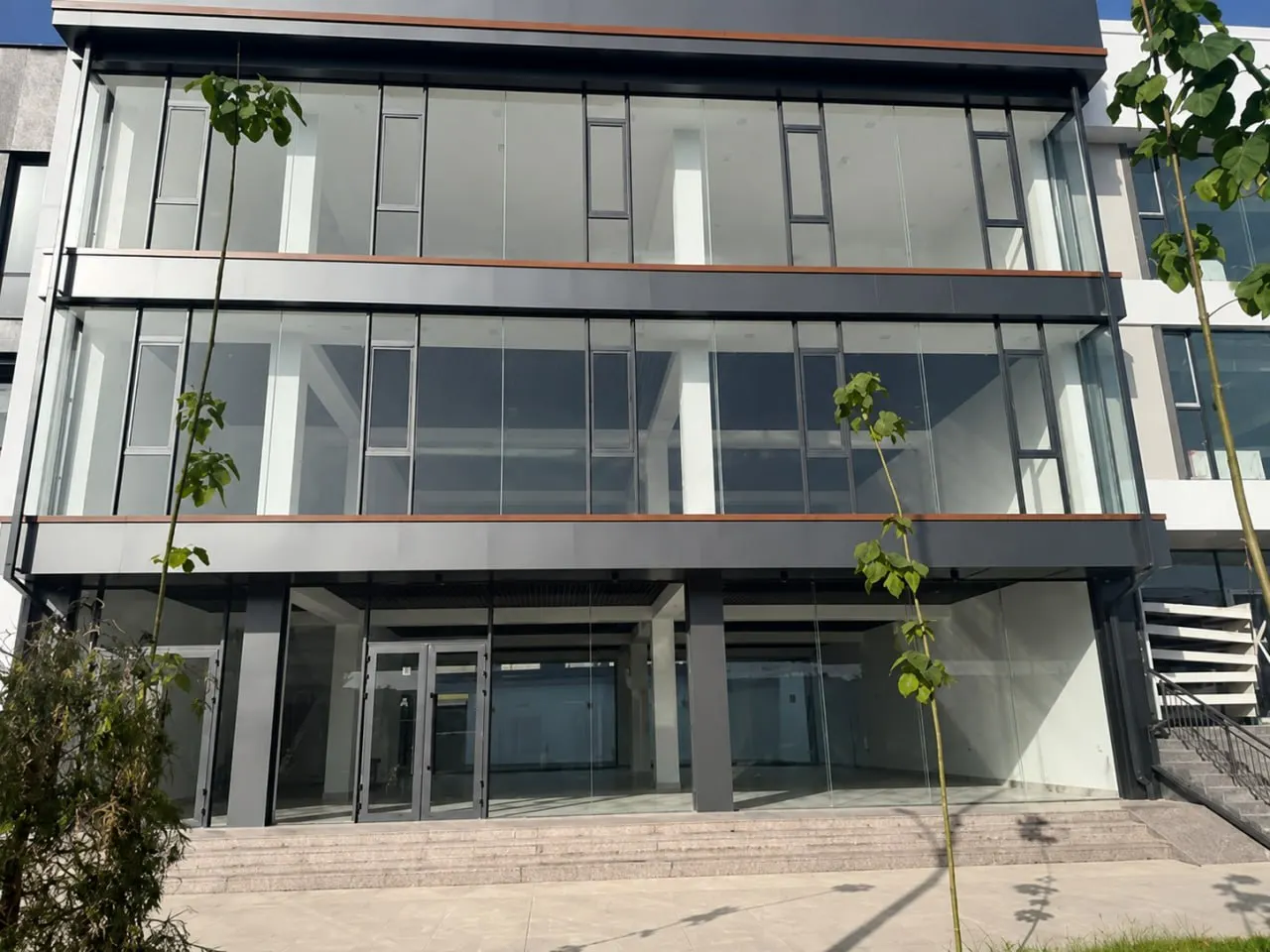 Ижарага берилади тижорат биноси, 768 м², 1/3 қават — Сергели тумани