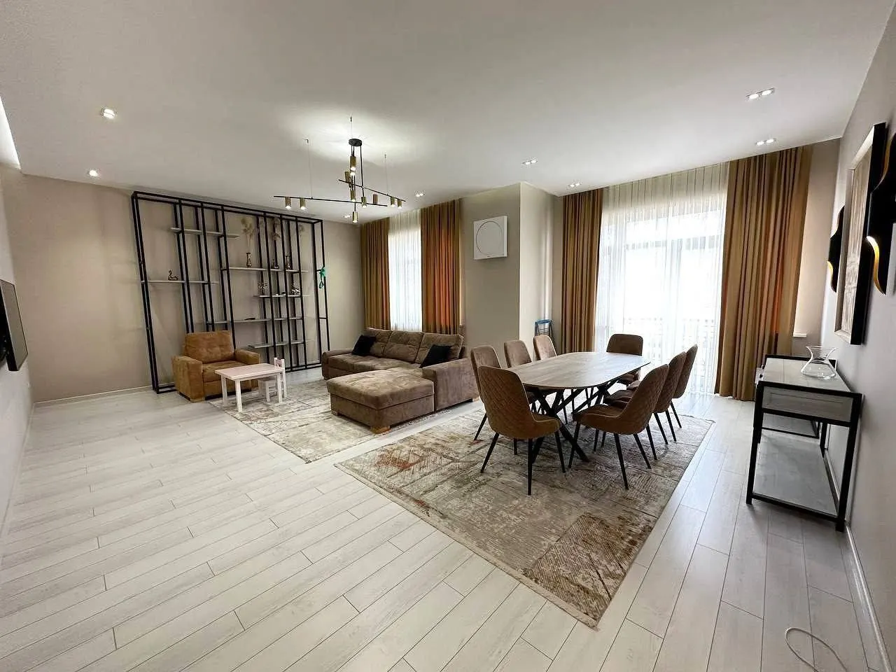Сдаётся 4-комнатная квартира, 160 м², 5/8 этаж — Мирабадский район