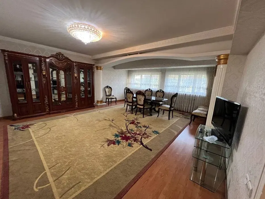 Сдаётся 4-комнатная квартира, 130 м², 4/7 этаж — Яккасарайский район