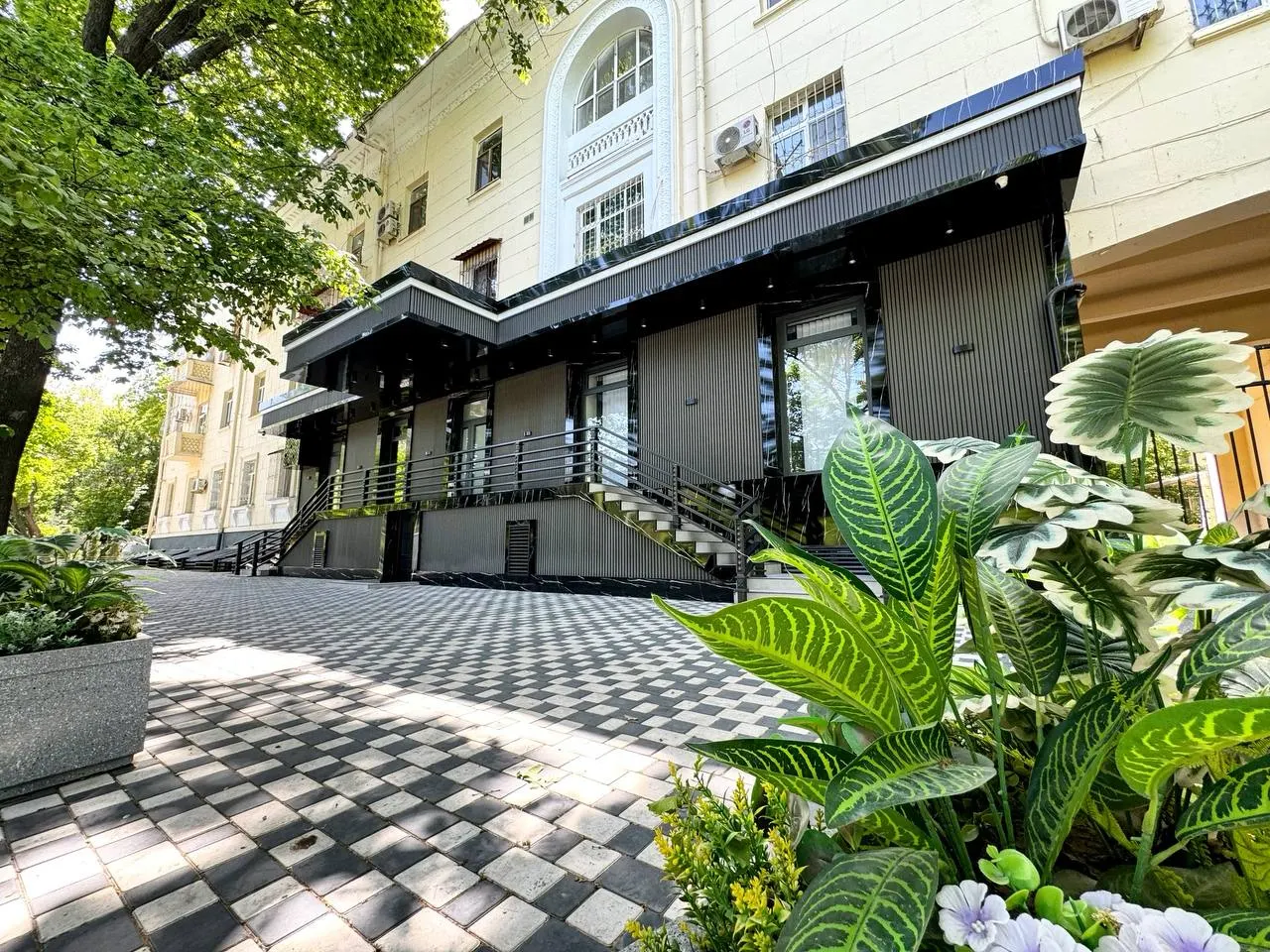 Сотилади тижорат биноси, 190 м², 1/5 қават — Мирзо Улуғбек тумани