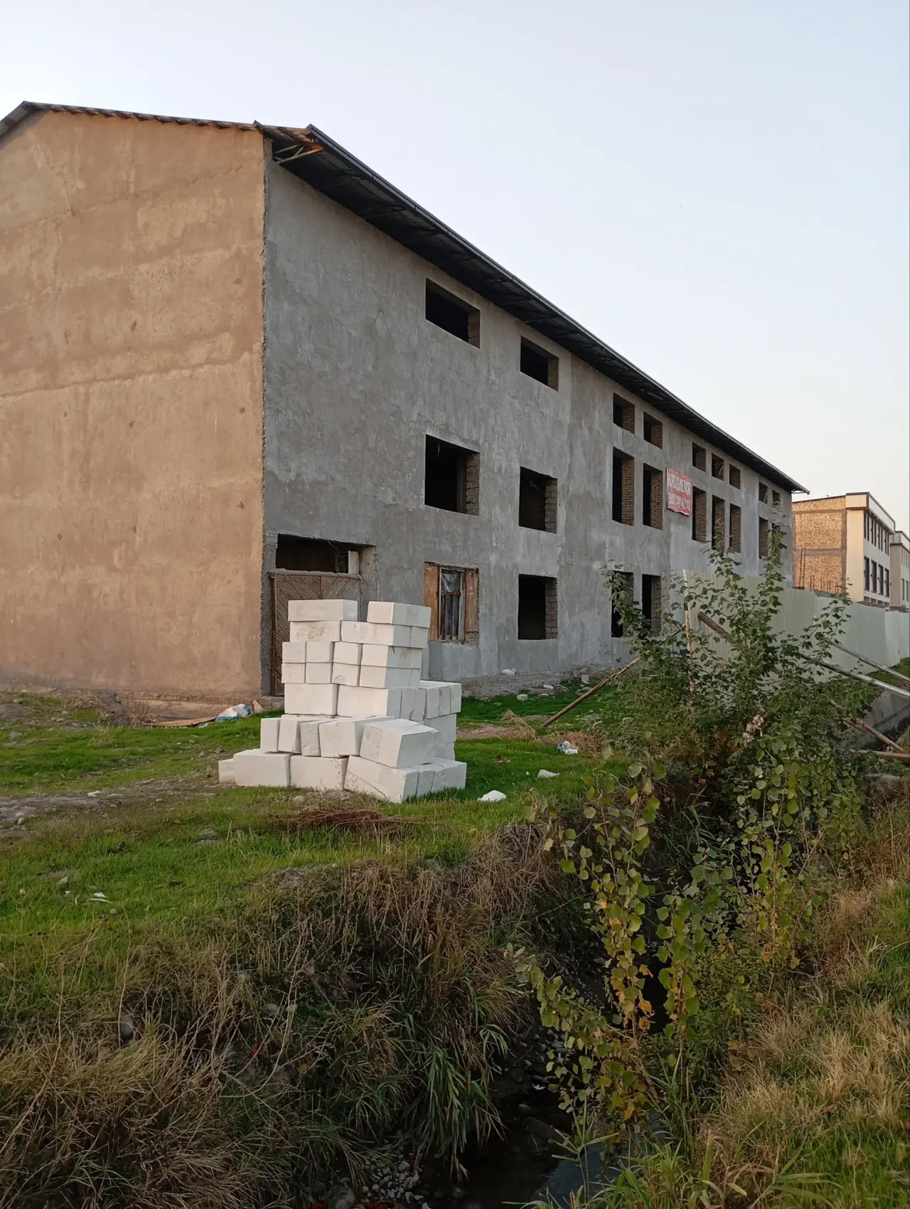 Сотилади тижорат биноси, 1300 м², 2/2 қават — Юқоричирчиқ тумани