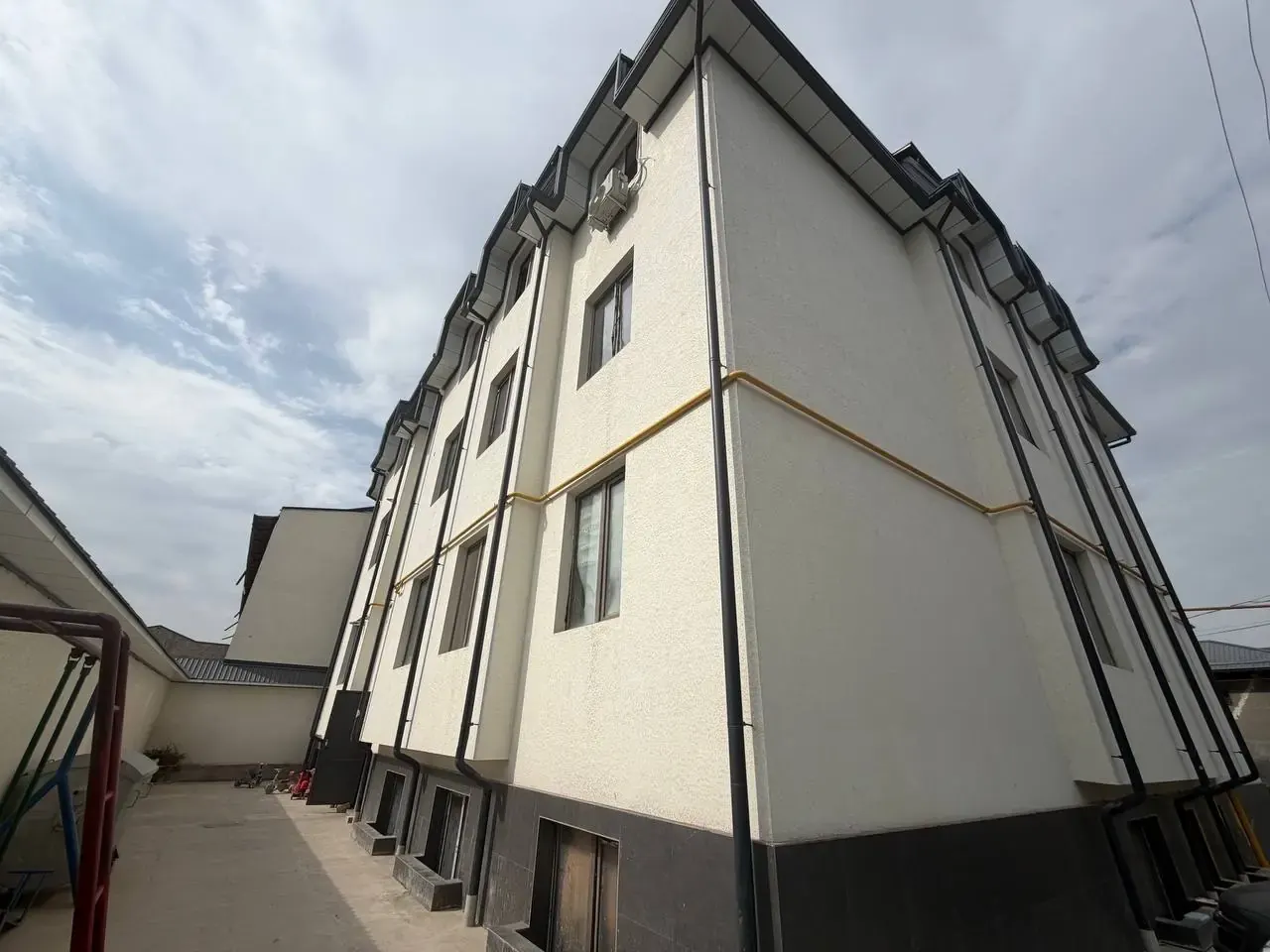 Sotiladi 3 xonali kvartira, 75 m², 2/3 qavat — Yangihayot tumani