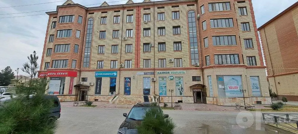 Сдаётся 4-комнатная квартира, 160 м², 2/5 этаж — Навои