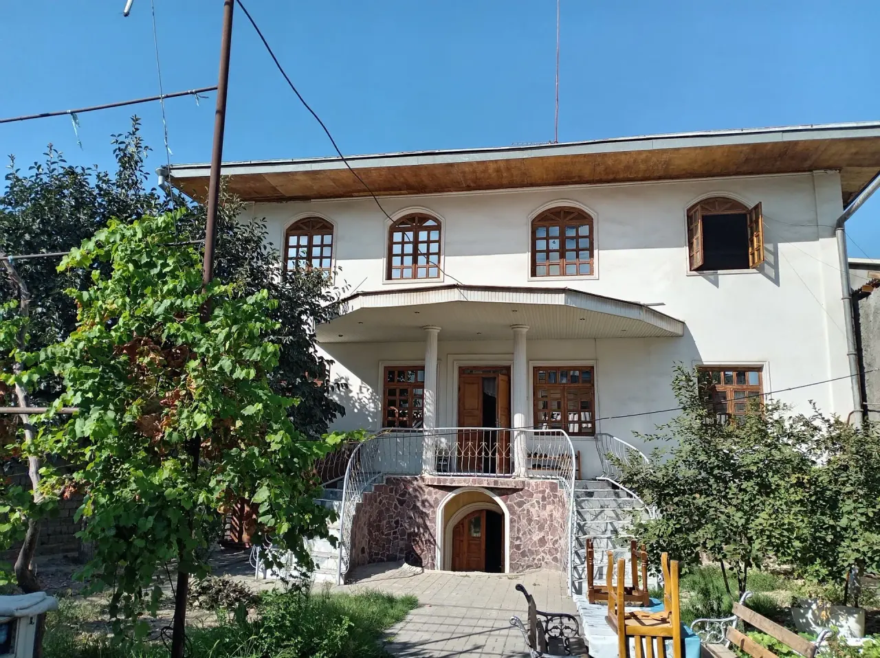 Sotiladi 8 xonali hovli uy, 6 sotix, 3 qavatli — Yashnobod tumani