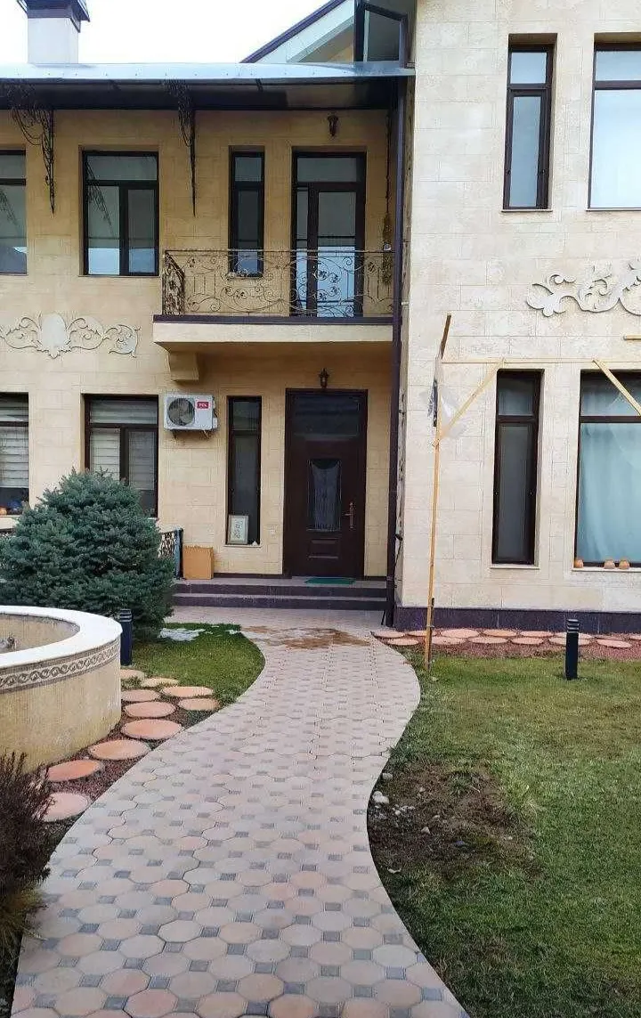 Ijaraga beriladi 6 xonali hovli uy, 5.3 sotix, 380 m² — Yakkasaroy tumani