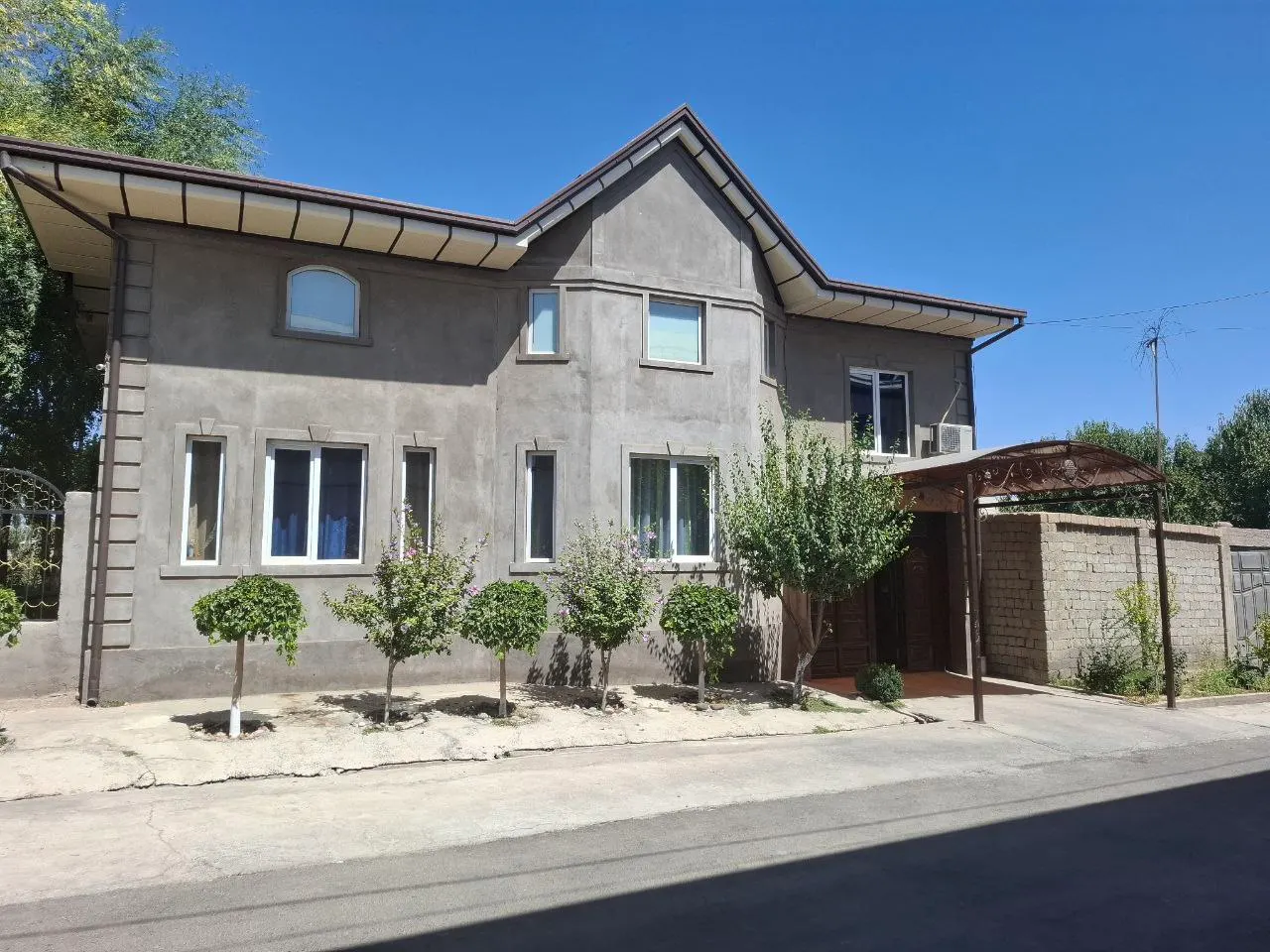 Сотилади 6 хонали ҳовли уй, 4 сотих, 250 м², 3 қаватли — Тошкент тумани