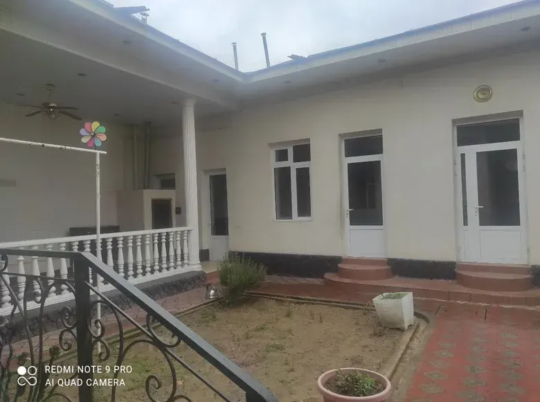Сотилади 8 хонали ҳовли уй, 4 сотих — Яккасарой тумани